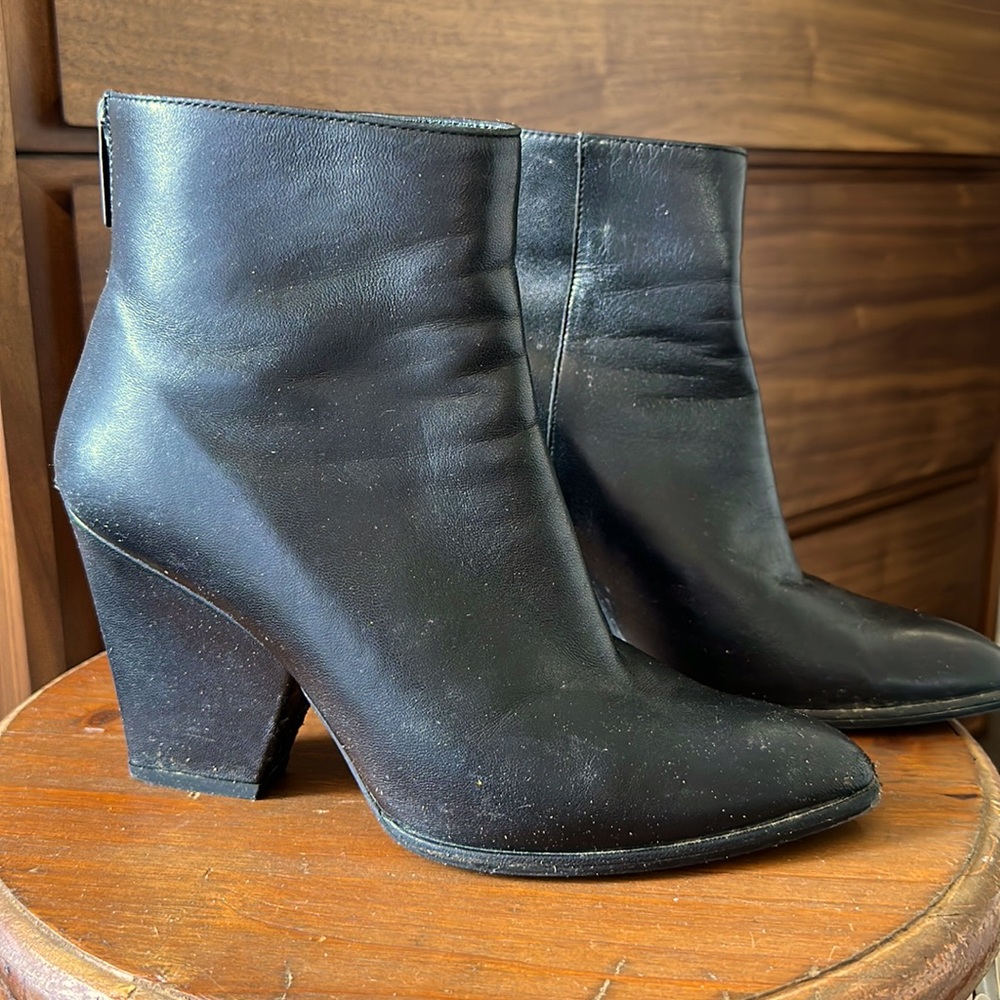 Classic Stuart Weitzman black booties size 7.5